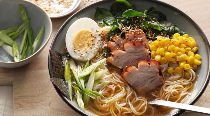 Japon mutfağının ikonik yemeklerinden biri olan Ramen, son yıllarda dünya genelinde hem restoran menülerinde hem de ev yapımı tariflerde yükselen bir popülerliğe sahip. Özellikle sıcak, besleyici ve aromatik yapısıyla bilinen Ramen Çorbası, farklı malzeme kombinasyonlarıyla her damak zevkine hitap ediyor. Türkiye’de de gastronomi meraklıları arasında ilgi gören bu çorba, hem geleneksel tarifleri hem de modern yorumlarıyla dikkat çekiyor. Japonya’dan çıkan bu lezzet, global mutfaklarda artık sadece bir çorba değil, kültürel bir deneyim olarak değerlendiriliyor. Konulu bir haber görseli.