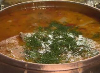 Şalgamlı çorba, Türk mutfağında özellikle yöresel lezzetleri sevenlerin favorileri arasında yer alıyor. Hem sağlıklı hem de farklı aromasıyla öne çıkan bu çorba, özellikle Ege ve Güneydoğu bölgelerinde geleneksel olarak hazırlanıyor. Şalgam suyunun verdiği hafif ekşi tat, çorbaya hem ferahlatıcı bir özellik katıyor hem de sofralarda eşsiz bir lezzet oluşturuyor. Şalgamlı çorba, hem ev yemeklerinde hem de restoran menülerinde giderek daha fazla tercih edilen bir çorba türü haline geldi. Konulu bir haber görseli.