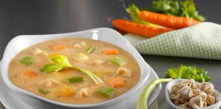 Türkiye’de soğuk havaların kendini hissettirmesiyle birlikte mutfaklarda en çok tercih edilen lezzetlerden biri olan sebze çorbası, hem besleyici içeriği hem de kolay hazırlanabilir yapısıyla yeniden gündeme geldi. Uzmanlar, kış boyunca bağışıklığı güçlendirmek için en pratik ve etkili yöntemlerden birinin düzenli olarak sebze çorbası tüketmek olduğunu belirtiyor. Son dönemde yapılan araştırmalar da sebzelerin ortak şekilde pişirilmesiyle ortaya çıkan vitamin ve mineral yoğunluğunun, vücudu hastalıklara karşı desteklediğini gösteriyor. Vatandaşlar ise ekonomik koşulların zorlaştığı bu dönemde uygun maliyetli ve doyurucu tariflere yönelmeye devam ediyor. Konulu bir haber görseli.