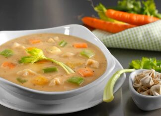 Türkiye’de soğuk havaların kendini hissettirmesiyle birlikte mutfaklarda en çok tercih edilen lezzetlerden biri olan sebze çorbası, hem besleyici içeriği hem de kolay hazırlanabilir yapısıyla yeniden gündeme geldi. Uzmanlar, kış boyunca bağışıklığı güçlendirmek için en pratik ve etkili yöntemlerden birinin düzenli olarak sebze çorbası tüketmek olduğunu belirtiyor. Son dönemde yapılan araştırmalar da sebzelerin ortak şekilde pişirilmesiyle ortaya çıkan vitamin ve mineral yoğunluğunun, vücudu hastalıklara karşı desteklediğini gösteriyor. Vatandaşlar ise ekonomik koşulların zorlaştığı bu dönemde uygun maliyetli ve doyurucu tariflere yönelmeye devam ediyor. Konulu bir haber görseli.