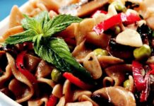 Sebzeli Makarna ve Kıymalı Makarna gibi pratik lezzetlerden, Erişte ve Mantı gibi Türk mutfağının köklü mirasına; İtalyan gastronomisinin sekiz büyük ikonu (Makarna Graten, Tagliatelle, Ravioli, Fettucine Alfredo, Fırında Lazanya, Penne Arabiata, Spagetti Bolonez)... Bu on başyapıt, hamur işlerinin dünya mutfağındaki evrensel çekiciliğini, zengin çeşitliliğini ve bölgesel farklılıklarını gözler önüne serer. Bu kapsamlı haberimizde, vejetaryen ve etli alternatifleri bir araya getirerek, bu ikonik yemeklerin tarihini, hazırlanışını ve sofralardaki önemini detaylıca inceliyoruz. Konulu bir haber görseli.