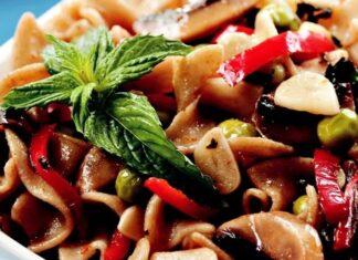 Sebzeli Makarna ve Kıymalı Makarna gibi pratik lezzetlerden, Erişte ve Mantı gibi Türk mutfağının köklü mirasına; İtalyan gastronomisinin sekiz büyük ikonu (Makarna Graten, Tagliatelle, Ravioli, Fettucine Alfredo, Fırında Lazanya, Penne Arabiata, Spagetti Bolonez)... Bu on başyapıt, hamur işlerinin dünya mutfağındaki evrensel çekiciliğini, zengin çeşitliliğini ve bölgesel farklılıklarını gözler önüne serer. Bu kapsamlı haberimizde, vejetaryen ve etli alternatifleri bir araya getirerek, bu ikonik yemeklerin tarihini, hazırlanışını ve sofralardaki önemini detaylıca inceliyoruz. Konulu bir haber görseli.