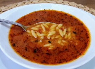 Türkiye’nin en sevilen ve en pratik çorbalarından biri olan şehriye çorbası, özellikle mevsim geçişlerinde ve soğuk kış günlerinde yeniden gündeme geliyor. Hem kolay hazırlanabilir olması hem de hafif yapısıyla geniş bir kesim tarafından tercih edilen bu geleneksel çorba, Türk mutfağı kültürünün uzun yıllardır vazgeçilmez bir parçası olmayı sürdürüyor. Domatesli, tavuklu veya sade olarak hazırlanabilen çorbanın esnek yapısı, farklı damak tatlarını aynı lezzette buluşturmayı başarıyor. Özellikle annelerin çocuklara ilk öğrettikleri çorbalardan biri olmasıyla da kültürel hafızada güçlü bir yere sahip. Konulu bir haber görseli.