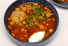 Solyanka, Doğu Avrupa’nın köklü mutfak kültürünü yansıtan, aroması yoğun, baharatı dengeli ve malzemeleri çeşitlilik gösteren özel bir çorbadır. Tarihi Rusya, Ukrayna ve Belarus gibi ülkelerin geleneksel sofralarına kadar uzanan bu yemek, yıllar içinde farklı şekillerde yorumlanmış ve her bölgede kendine özgü bir tat kazanmıştır. Günümüzde dünya gastronomisinde yeniden yükselen ilgi sayesinde solyanka, yalnızca bir çorba olmanın ötesine geçerek kültürel bir temsil niteliği taşımaya başlamıştır. Özellikle güçlü ekşi-aromalı yapısı ve doyurucu özelliği, onu diğer çorbalardan ayıran temel faktörler arasında yer alır. Konulu bir haber görseli.