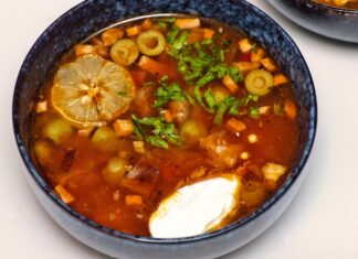 Solyanka, Doğu Avrupa’nın köklü mutfak kültürünü yansıtan, aroması yoğun, baharatı dengeli ve malzemeleri çeşitlilik gösteren özel bir çorbadır. Tarihi Rusya, Ukrayna ve Belarus gibi ülkelerin geleneksel sofralarına kadar uzanan bu yemek, yıllar içinde farklı şekillerde yorumlanmış ve her bölgede kendine özgü bir tat kazanmıştır. Günümüzde dünya gastronomisinde yeniden yükselen ilgi sayesinde solyanka, yalnızca bir çorba olmanın ötesine geçerek kültürel bir temsil niteliği taşımaya başlamıştır. Özellikle güçlü ekşi-aromalı yapısı ve doyurucu özelliği, onu diğer çorbalardan ayıran temel faktörler arasında yer alır. Konulu bir haber görseli.