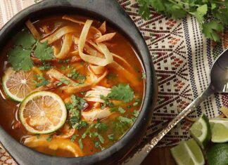 Meksika mutfağının en köklü ve en özel tariflerinden biri olan Sopa de Lima, son yıllarda dünya gastronomisinde yeniden büyük bir ilgi görmeye başladı. Yucatán Yarımadası’ndan doğan bu geleneksel çorba, hem aromatik yapısı hem de ferahlatıcı tadıyla farklı kültürlerdeki şeflerin menülerine hızla dahil ediliyor. Özellikle son dönemlerde Latin Amerika mutfağına yönelik artan merak, bu eşsiz çorbanın da popülerliğini önemli ölçüde artırmış durumda. İçindeki taze malzemeler, bölgenin kendine has kokuları ve karakteristik ekşi dokunuş, Sopa de Limayı gastronomik açıdan özel bir yere taşıyor. Konulu bir haber görseli.