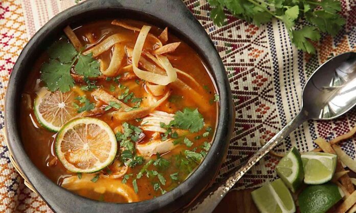 Sopa De Lima Dünyada Ün Kazanan Maya Lezzeti Geri Dönüyor Meksika mutfağının en köklü ve en özel tariflerinden biri olan Sopa de Lima, son yıllarda dünya gastronomisinde yeniden büyük bir ilgi görmeye başladı. Yucatán Yarımadası’ndan doğan bu geleneksel çorba, hem aromatik yapısı hem de ferahlatıcı tadıyla farklı kültürlerdeki şeflerin menülerine hızla dahil ediliyor. Özellikle son dönemlerde Latin Amerika mutfağına yönelik artan merak, bu eşsiz çorbanın da popülerliğini önemli ölçüde artırmış durumda. İçindeki taze malzemeler, bölgenin kendine has kokuları ve karakteristik ekşi dokunuş, Sopa de Limayı gastronomik açıdan özel bir yere taşıyor. Konulu bir haber görseli.