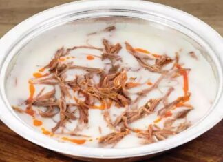 Tandır çorbası, Anadolu’nun geleneksel mutfak kültüründe derin köklere sahip olan özel bir yemek olarak öne çıkıyor. Yörelere göre farklılık gösterebilen bu çorba, özellikle etin uzun saatler boyunca tandırda pişirilmesiyle elde edilen yoğun aromasıyla biliniyor. Son yıllarda gastronomi dünyasında yeniden popülerlik kazanan bu lezzet, hem restoranlarda hem de ev sofralarında sıkça tercih edilmeye başladı. Konulu bir haber görseli.