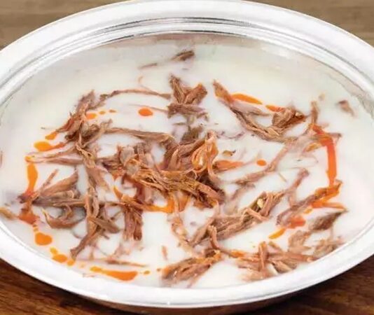 Tandır çorbası, Anadolu’nun geleneksel mutfak kültüründe derin köklere sahip olan özel bir yemek olarak öne çıkıyor. Yörelere göre farklılık gösterebilen bu çorba, özellikle etin uzun saatler boyunca tandırda pişirilmesiyle elde edilen yoğun aromasıyla biliniyor. Son yıllarda gastronomi dünyasında yeniden popülerlik kazanan bu lezzet, hem restoranlarda hem de ev sofralarında sıkça tercih edilmeye başladı. Konulu bir haber görseli.