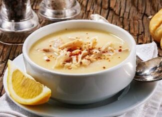 Kış aylarının gelmesiyle birlikte Türk mutfağının en sevilen klasiklerinden biri olan tavuk suyu çorbası yeniden gündeme taşındı. Hem besleyici yapısıyla hem de hastalıklara karşı destekleyici etkisiyle bilinen bu geleneksel çorba, özellikle soğuk havalarda sofraların vazgeçilmez bir parçası haline geliyor. Uzmanlar, doğal ve katkısız hazırlanan tavuk suyu çorbasının vücut direncini artırdığını ve sindirimi rahatlattığını belirtiyor. Bu nedenle gerek evlerde gerek restoranlarda çorbanın tüketimi ciddi şekilde artmış durumda. Konulu bir haber görseli.