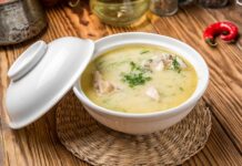 Tavuklu kremalı çorba, son yıllarda hem pratik hem de doyurucu bir yemek alternatifi olarak öne çıkıyor. Özellikle soğuk kış günlerinde sofralara sıcaklık ve lezzet katan bu çorba, evde kolaylıkla hazırlanabilmesi sayesinde mutfakların vazgeçilmezlerinden biri haline geldi. Tavuk ve kremalı çorba kombinasyonu, damaklarda yumuşak ve zengin bir tat bırakırken, besleyici içeriği ile de öne çıkıyor. Konulu bir haber görseli.