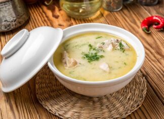Tavuklu kremalı çorba, son yıllarda hem pratik hem de doyurucu bir yemek alternatifi olarak öne çıkıyor. Özellikle soğuk kış günlerinde sofralara sıcaklık ve lezzet katan bu çorba, evde kolaylıkla hazırlanabilmesi sayesinde mutfakların vazgeçilmezlerinden biri haline geldi. Tavuk ve kremalı çorba kombinasyonu, damaklarda yumuşak ve zengin bir tat bırakırken, besleyici içeriği ile de öne çıkıyor. Konulu bir haber görseli.