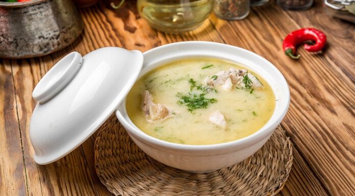 Tavuklu kremalı çorba, son yıllarda hem pratik hem de doyurucu bir yemek alternatifi olarak öne çıkıyor. Özellikle soğuk kış günlerinde sofralara sıcaklık ve lezzet katan bu çorba, evde kolaylıkla hazırlanabilmesi sayesinde mutfakların vazgeçilmezlerinden biri haline geldi. Tavuk ve kremalı çorba kombinasyonu, damaklarda yumuşak ve zengin bir tat bırakırken, besleyici içeriği ile de öne çıkıyor. Konulu bir haber görseli.