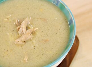 Kış aylarının en sevilen çorbalarından biri olan tavuklu şehriye çorbası, hem hafif hem de doyurucu yapısıyla sofraların baş tacı oluyor. İçerdiği tavuk, ince şehriye ve çeşitli sebzeler sayesinde hem protein hem de vitamin açısından zengin bir öğün sunuyor. Evde kolayca hazırlanabilmesi ve kısa sürede lezzetli bir sonuç vermesi, bu çorbayı özellikle yoğun günlerde tercih edilen bir tarif hâline getiriyor. Konulu bir haber görseli.