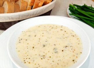 Türk mutfağının en geleneksel çorbalarından biri olan toyga çorbası, özellikle kış aylarında sofraların vazgeçilmez tatlarından biri olarak öne çıkıyor. Yoğurt ve buğday kullanılarak hazırlanan bu çorba, hem besleyici hem de doyurucu bir yapıya sahip. Anadolu’nun çeşitli bölgelerinde yüzyıllardır tüketilen toyga çorbası, özellikle bağışıklık sistemini güçlendirmek ve enerji kazanmak isteyenler için ideal bir seçenek olarak biliniyor. Çorbanın içerdiği yoğurt, buğday ve baklagiller, vücuda protein, vitamin ve mineral desteği sağlıyor. Konulu bir haber görseli.