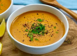 Türkiye’de hemen her evde, her lokantada ve neredeyse her günün menüsünde yerini alan mercimek çorbası, son dönemde hem restoranların hem de ev mutfaklarının en çok tercih edilen klasiklerinden biri olarak yeniden gündemde. Hem ekonomik oluşu hem de besleyici değeri sayesinde halk tarafından “günün çorbası” olarak görülmeye devam eden mercimek çorbası, günümüzde modern dokunuşlarla çeşitleniyor ve sofralarda güçlü bir geri dönüş yaşıyor. Uzmanlara göre bu yükselişin temelinde, tüketici alışkanlıklarının sade, doğal ve pratik yiyeceklere yönelmesi bulunuyor. Özellikle kış aylarının yaklaşmasıyla birlikte sıcak ve doyurucu çorbalara talep artarken, mercimek çorbası bu talebi en iyi karşılayan tariflerden biri olarak öne çıkıyor. Konulu bir haber görseli.