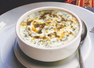 Türk mutfağının yöresel zenginliklerinden biri olan tutmaç çorbası, özellikle kış aylarında sofraların vazgeçilmez lezzeti olarak öne çıkıyor. Hem doyurucu hem de besleyici bir seçenek olan bu çorba, geçmişten günümüze uzanan geleneksel tarifleriyle dikkat çekiyor. Genellikle buğday ve et suyuyla hazırlanan tutmaç çorbası, protein, vitamin ve mineraller açısından oldukça zengin bir yapıya sahip. Uzmanlar, özellikle soğuk algınlığı ve halsizlik dönemlerinde bu çorbanın tüketilmesini öneriyor. Konulu bir haber görseli.