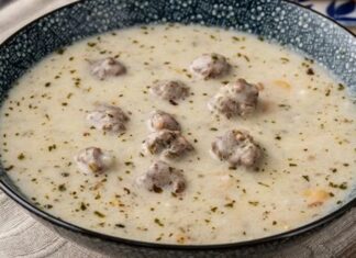 Şanlıurfa denildiğinde akla sadece kebaplar, isot ya da sıra geceleri gelmiyor. Şehrin köklü mutfak kültürünün en özel parçalarından biri olan leben çorbası, son dönemde yeniden gündeme geliyor. Bölgenin tarih boyunca ev sahipliği yaptığı medeniyetler sayesinde şekillenen bu çorba, özellikle yaz aylarında serinletici etkisi ve hafif yapısıyla öne çıkıyor. Halk arasında hem bir gelenek hem de bir şifa kaynağı olarak görülen leben çorbası, Urfa sofralarında yüzyıllardır varlığını sürdürüyor. Konulu bir haber görseli.