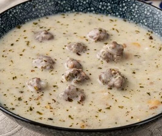 Şanlıurfa denildiğinde akla sadece kebaplar, isot ya da sıra geceleri gelmiyor. Şehrin köklü mutfak kültürünün en özel parçalarından biri olan leben çorbası, son dönemde yeniden gündeme geliyor. Bölgenin tarih boyunca ev sahipliği yaptığı medeniyetler sayesinde şekillenen bu çorba, özellikle yaz aylarında serinletici etkisi ve hafif yapısıyla öne çıkıyor. Halk arasında hem bir gelenek hem de bir şifa kaynağı olarak görülen leben çorbası, Urfa sofralarında yüzyıllardır varlığını sürdürüyor. Konulu bir haber görseli.