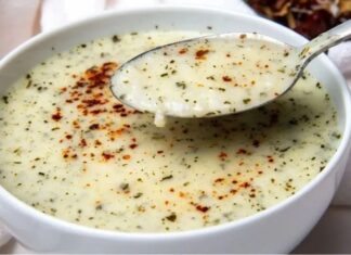 Yayla çorbasının kökeni, Anadolu’daki göçebe kültürlere ve özellikle hayvancılıkla geçinen topluluklara dayanıyor. Yoğurdun ana malzeme olması, çorbanın tarih boyunca kolay ulaşılabilir temel gıdalardan biri olduğunu gösteriyor. Eski Türk topluluklarında süt ürünlerinin yeri çok güçlü olduğu için, bu çorbanın ortaya çıkışı da oldukça doğal bir süreç olarak değerlendiriliyor. Tarihsel kaynaklarda yaylalarda yaşayan toplulukların uzun yolculuklar ve zorlu hava koşulları sırasında hem doyurucu hem de bağışıklık güçlendirici bir çorbaya ihtiyaç duyduğu belirtiliyor. İşte bu ihtiyacın karşılığı olarak Yayla çorbası yüzyıllar boyunca varlığını sürdürmüş durumda. Konulu bir haber görseli.