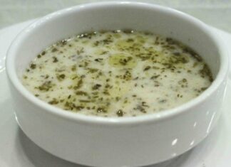 Türk mutfağının vazgeçilmez çorbalarından biri olan yoğurt çorbası, hem yaz hem de kış sofralarında kendine özel bir yer edinmiş durumda. Yoğurt, un ve bazen pirinç ya da buğday kullanılarak hazırlanan bu çorba, hem besleyici hem de ferahlatıcı özelliğiyle dikkat çekiyor. Özellikle sindirimi kolaylaştırması ve vücuda enerji vermesi nedeniyle birçok aile tarafından tercih ediliyor. Yoğurt çorbası, yıllardır Türk mutfağında nesilden nesile aktarılan bir lezzet olarak kültürel bir miras niteliği taşıyor. Konulu bir haber görseli.