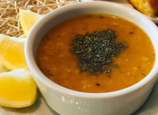 Türkiye mutfağı, farklı yörelerin kendine özgü tatlarıyla öne çıkan yöresel Türk çorbalarıyla adeta bir lezzet hazinesi sunuyor. Özellikle kış aylarında sofraların baş tacı olan bu çorbalar hem besleyici hem de doyurucu özellikleriyle dikkat çekiyor. Geleneksel tarifler, yüzyıllardır kuşaktan kuşağa aktarılırken, modern restoranlarda ve ev mutfaklarında yeniden yorumlanıyor. Yöresel Türk çorbaları, hem sağlık hem de lezzet açısından sofraların vazgeçilmezleri arasında yer alıyor. Konulu bir haber görseli.