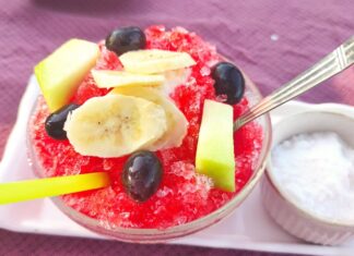 Adana’nın kavurucu sıcakları denince akla gelen ilk serinletici tatların başında bici bici geliyor. Hem hafif hem de ferahlatıcı yapısıyla özellikle yaz aylarında tüketimi artan bu özel tatlı, son yıllarda Türkiye genelinde de popüler hale gelmeye başladı. Adana sokaklarının vazgeçilmez tatlarından biri olan bici bici, basit görünen ancak oldukça ustalık gerektiren bir hazırlama sürecine sahip. Renkli görüntüsü, buzlu dokusu ve hafifliğiyle sıcak hava dalgalarında en çok tercih edilen serinleme yöntemlerinden biri olması da şaşırtmıyor. Özellikle Adanalıların günlük yaşamında büyük bir yer tutan bu tat, yöresel kültürü yansıtan önemli gastronomik ögelerden biri olarak kabul ediliyor. Konulu bir haber görseli.