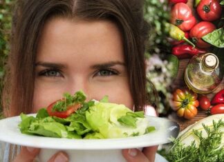 Adventist beslenme anlayışı, yalnızca bir diyet modeli değil, inanç temelli bir yaşam biçimi olarak öne çıkar. Yedinci Gün Adventistleri tarafından benimsenen bu beslenme yaklaşımı, bedeni Tanrı’nın bir emaneti olarak görür ve sağlığın korunmasını ruhsal yaşamın ayrılmaz bir parçası kabul eder. Bu nedenle Adventist beslenme, bilinçli seçimler, ölçülülük ve doğallık üzerine kuruludur. Konulu bir haber görseli.