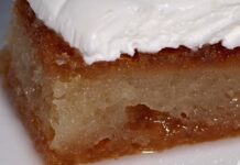 Türkiye’nin tatlı kültüründe özel bir yere sahip olan Afyon kaymaklı ekmek kadayıfı, geleneksel üretim yöntemleri ve yöreye özgü kaymağıyla hem yerli hem de yabancı gurmelerin ilgisini üzerine çekmeye devam ediyor. Afyonkarahisar’ın köklü gastronomi mirası içinde parlayan bu tatlı, özellikle bayram sofralarının, özel davetlerin ve restoran menülerinin vazgeçilmez lezzetleri arasında gösteriliyor. Yoğun şerbeti, tam ayarında pişmiş dokusu ve üzerine eklenen meşhur Afyon kaymağıyla birleştiğinde ortaya çıkan bu eşsiz uyum, tatlı severlerin hafızasında unutulmaz bir iz bırakıyor. Konulu bir haber görseli.