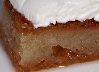 Türkiye’nin tatlı kültüründe özel bir yere sahip olan Afyon kaymaklı ekmek kadayıfı, geleneksel üretim yöntemleri ve yöreye özgü kaymağıyla hem yerli hem de yabancı gurmelerin ilgisini üzerine çekmeye devam ediyor. Afyonkarahisar’ın köklü gastronomi mirası içinde parlayan bu tatlı, özellikle bayram sofralarının, özel davetlerin ve restoran menülerinin vazgeçilmez lezzetleri arasında gösteriliyor. Yoğun şerbeti, tam ayarında pişmiş dokusu ve üzerine eklenen meşhur Afyon kaymağıyla birleştiğinde ortaya çıkan bu eşsiz uyum, tatlı severlerin hafızasında unutulmaz bir iz bırakıyor. Konulu bir haber görseli.