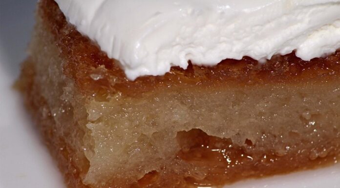 Türkiye’nin tatlı kültüründe özel bir yere sahip olan Afyon kaymaklı ekmek kadayıfı, geleneksel üretim yöntemleri ve yöreye özgü kaymağıyla hem yerli hem de yabancı gurmelerin ilgisini üzerine çekmeye devam ediyor. Afyonkarahisar’ın köklü gastronomi mirası içinde parlayan bu tatlı, özellikle bayram sofralarının, özel davetlerin ve restoran menülerinin vazgeçilmez lezzetleri arasında gösteriliyor. Yoğun şerbeti, tam ayarında pişmiş dokusu ve üzerine eklenen meşhur Afyon kaymağıyla birleştiğinde ortaya çıkan bu eşsiz uyum, tatlı severlerin hafızasında unutulmaz bir iz bırakıyor. Konulu bir haber görseli.