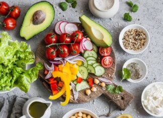 Akdeniz Diyeti, yalnızca bir beslenme modeli değil, aynı zamanda yüzyıllardır süregelen bir yaşam biçimi olarak günümüzde yeniden ilgi odağı haline gelmiş durumda. Bilimsel araştırmalarla desteklenen bu beslenme yaklaşımı, özellikle kalp sağlığı, uzun yaşam ve dengeli kilo kontrolü ile ilişkilendiriliyor. Akdeniz’e kıyısı olan ülkelerin geleneksel mutfak kültüründen doğan bu diyet, doğal ve işlenmemiş gıdaları merkezine almasıyla modern beslenme alışkanlıklarına güçlü bir alternatif sunuyor. Konulu bir haber görseli.