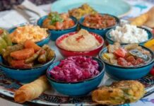 Günümüzde beslenme sadece enerji ve vitamin ihtiyacını karşılamakla kalmıyor, aynı zamanda alerjik reaksiyonların önlenmesinde de kritik bir rol oynuyor. Alerjensiz diyet, özellikle gıda alerjisi olan bireyler için hayati önem taşır. Bu diyet modeli, alerjen içermeyen ürünleri önceliklendiren ve vücudun hassasiyetlerini dikkate alan bir beslenme yaklaşımı sunar. İnsanlar artık sadece sağlıklı kalmak için değil, aynı zamanda yaşam kalitesini artırmak ve olası alerjik tepkilerden korunmak için bilinçli seçimler yapıyor. Konulu bir haber görseli.