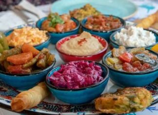 Günümüzde beslenme sadece enerji ve vitamin ihtiyacını karşılamakla kalmıyor, aynı zamanda alerjik reaksiyonların önlenmesinde de kritik bir rol oynuyor. Alerjensiz diyet, özellikle gıda alerjisi olan bireyler için hayati önem taşır. Bu diyet modeli, alerjen içermeyen ürünleri önceliklendiren ve vücudun hassasiyetlerini dikkate alan bir beslenme yaklaşımı sunar. İnsanlar artık sadece sağlıklı kalmak için değil, aynı zamanda yaşam kalitesini artırmak ve olası alerjik tepkilerden korunmak için bilinçli seçimler yapıyor. Konulu bir haber görseli.