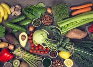 Alkalin Diyeti, son yıllarda sağlıklı yaşam ve doğal beslenme trendleriyle birlikte sıkça gündeme gelen beslenme yaklaşımlarından biri olarak öne çıkıyor. Vücudun asit-baz dengesini korumayı hedefleyen bu diyet modeli, yalnızca kilo kontrolüyle değil, genel sağlık algısıyla ilişkilendiriliyor. Özellikle işlenmiş gıdaların yoğun tüketildiği modern beslenme düzenine bir alternatif sunması, Alkalin Diyetine olan ilgiyi artırıyor. Konulu bir haber görseli.