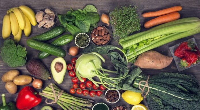 Alkalin Diyeti, son yıllarda sağlıklı yaşam ve doğal beslenme trendleriyle birlikte sıkça gündeme gelen beslenme yaklaşımlarından biri olarak öne çıkıyor. Vücudun asit-baz dengesini korumayı hedefleyen bu diyet modeli, yalnızca kilo kontrolüyle değil, genel sağlık algısıyla ilişkilendiriliyor. Özellikle işlenmiş gıdaların yoğun tüketildiği modern beslenme düzenine bir alternatif sunması, Alkalin Diyetine olan ilgiyi artırıyor. Konulu bir haber görseli.