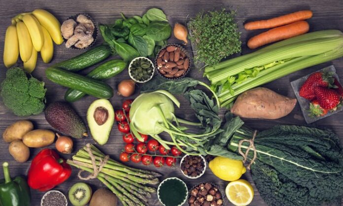 Alkalin Diyeti Doğal Beslenme Arayışında Giderek Daha Fazla İlgi Görüyor Alkalin Diyeti, son yıllarda sağlıklı yaşam ve doğal beslenme trendleriyle birlikte sıkça gündeme gelen beslenme yaklaşımlarından biri olarak öne çıkıyor. Vücudun asit-baz dengesini korumayı hedefleyen bu diyet modeli, yalnızca kilo kontrolüyle değil, genel sağlık algısıyla ilişkilendiriliyor. Özellikle işlenmiş gıdaların yoğun tüketildiği modern beslenme düzenine bir alternatif sunması, Alkalin Diyetine olan ilgiyi artırıyor. Konulu bir haber görseli.