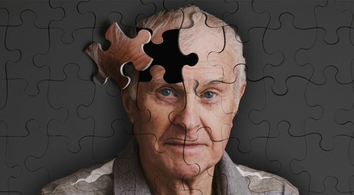 Yaşlanmayla birlikte bilişsel işlevlerde görülen gerileme, günümüzde birçok kişinin ortak kaygıları arasında yer alıyor. Özellikle Alzheimer hastalığı, hem bireyleri hem de ailelerini etkileyen önemli bir sağlık sorunu olarak öne çıkıyor. Bu noktada beslenme alışkanlıklarının beyin sağlığı üzerindeki rolü giderek daha fazla gündeme geliyor. Alzheimer önleyici MIND diyeti, zihinsel performansı desteklemeyi amaçlayan bütüncül bir beslenme yaklaşımı olarak dikkat çekiyor. Konulu bir haber görseli.