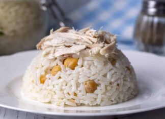 Türk kültüründe yemek, yalnızca beslenme ihtiyacını karşılayan bir unsur değil; aynı zamanda birlik, paylaşma ve bereketin ifadesidir. Bu anlayışın en güçlü örneklerinden biri olan Pilav Günü, Anadolu’nun birçok bölgesinde yüzyıllardır yaşatılan köklü bir gelenek olarak öne çıkar. Büyük kazanlarda pişirilen pilavın topluca dağıtılmasıyla şekillenen bu gün, toplumun farklı kesimlerini aynı sofrada buluşturur. Özellikle köylerde, mahallelerde ve vakıf etkinliklerinde düzenlenen pilav günü, sosyal bağları güçlendiren önemli bir kültürel pratik olarak kabul edilir. Konulu bir haber görseli.