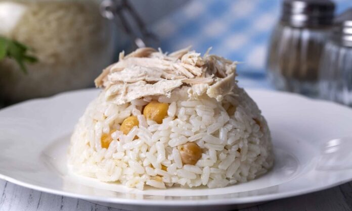 Türk kültüründe yemek, yalnızca beslenme ihtiyacını karşılayan bir unsur değil; aynı zamanda birlik, paylaşma ve bereketin ifadesidir. Bu anlayışın en güçlü örneklerinden biri olan Pilav Günü, Anadolu’nun birçok bölgesinde yüzyıllardır yaşatılan köklü bir gelenek olarak öne çıkar. Büyük kazanlarda pişirilen pilavın topluca dağıtılmasıyla şekillenen bu gün, toplumun farklı kesimlerini aynı sofrada buluşturur. Özellikle köylerde, mahallelerde ve vakıf etkinliklerinde düzenlenen pilav günü, sosyal bağları güçlendiren önemli bir kültürel pratik olarak kabul edilir. Konulu bir haber görseli.