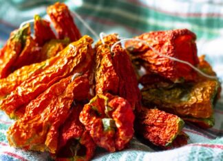 Anadolu’nun köklü mutfak kültürü içinde önemli bir yere sahip olan kurutmalık asma, hem tarımsal üretimin hem de geleneksel beslenme alışkanlıklarının ayrılmaz bir parçasıdır. Asma yaprakları ve üzüm dallarıyla özdeşleşen bu kavram, özellikle yaz aylarında başlayan yoğun bir hazırlık sürecini ifade eder. Kurutmalık asma, sadece bir bitkiyi değil; sabrı, emeği ve mevsim döngüsüne uyumlu yaşamı temsil eder. Konulu bir haber görseli.