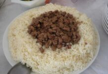 Anadolu’da düğün denildiğinde akla gelen ilk ritüellerden biri hiç şüphesiz düğün pilavıdır. Yalnızca bir yemek olarak değil, toplumsal birlikteliğin ve bereketin simgesi olarak görülen bu gelenek, yüzyıllardır varlığını sürdürmektedir. Düğün pilavı, evlenen çiftin mutluluğunu paylaşmanın, kalabalık sofralarda aynı lokmayı bölüşmenin en somut hâlidir. Bu nedenle düğün pilavı, Türk kültüründe sıradan bir pilavdan çok daha derin bir anlama sahiptir. Konulu bir haber görseli.