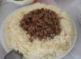 Anadolu’da düğün denildiğinde akla gelen ilk ritüellerden biri hiç şüphesiz düğün pilavıdır. Yalnızca bir yemek olarak değil, toplumsal birlikteliğin ve bereketin simgesi olarak görülen bu gelenek, yüzyıllardır varlığını sürdürmektedir. Düğün pilavı, evlenen çiftin mutluluğunu paylaşmanın, kalabalık sofralarda aynı lokmayı bölüşmenin en somut hâlidir. Bu nedenle düğün pilavı, Türk kültüründe sıradan bir pilavdan çok daha derin bir anlama sahiptir. Konulu bir haber görseli.