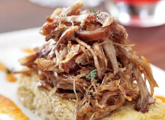 Anadolu’nun binlerce yıllık mutfak mirası içinde önemli bir yere sahip olan Tandır Kültürü, yalnızca bir pişirme yöntemi değil, aynı zamanda güçlü bir toplumsal hafızayı temsil eder. Toprakla, ateşle ve emekle kurulan bu ilişki, yemeğin yalnızca fiziksel bir ihtiyaç olmadığını; paylaşım, sabır ve gelenekle şekillenen bir kültür olduğunu gösterir. Günümüzde modern mutfak teknolojileri yaygınlaşsa da Tandır Kültürü, birçok bölgede hâlâ canlılığını korur. Konulu bir haber görseli.