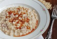 Anadolu’nun köklü mutfak mirası içinde yer alan keşkek geleneği, yalnızca bir yemek kültürü değil; paylaşmanın, imecenin ve toplumsal birlikteliğin güçlü bir simgesi olarak kabul edilir. Yüzyıllardır düğünlerden bayramlara, asker uğurlamalarından köy hayırlarına kadar pek çok özel günde pişirilen keşkek, Anadolu insanının ortak emeğini ve sabrını temsil eder. Uzun sürede, büyük kazanlarda ve kalabalık ellerle hazırlanan bu yemek, toplumsal hafızada derin bir yer edinmiştir. Konulu bir haber görseli.