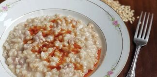 Anadolu’nun köklü mutfak mirası içinde yer alan keşkek geleneği, yalnızca bir yemek kültürü değil; paylaşmanın, imecenin ve toplumsal birlikteliğin güçlü bir simgesi olarak kabul edilir. Yüzyıllardır düğünlerden bayramlara, asker uğurlamalarından köy hayırlarına kadar pek çok özel günde pişirilen keşkek, Anadolu insanının ortak emeğini ve sabrını temsil eder. Uzun sürede, büyük kazanlarda ve kalabalık ellerle hazırlanan bu yemek, toplumsal hafızada derin bir yer edinmiştir. Konulu bir haber görseli.