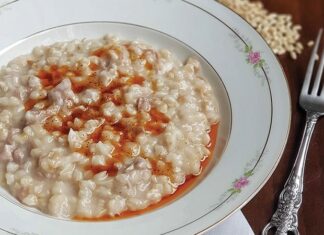 Anadolu’nun köklü mutfak mirası içinde yer alan keşkek geleneği, yalnızca bir yemek kültürü değil; paylaşmanın, imecenin ve toplumsal birlikteliğin güçlü bir simgesi olarak kabul edilir. Yüzyıllardır düğünlerden bayramlara, asker uğurlamalarından köy hayırlarına kadar pek çok özel günde pişirilen keşkek, Anadolu insanının ortak emeğini ve sabrını temsil eder. Uzun sürede, büyük kazanlarda ve kalabalık ellerle hazırlanan bu yemek, toplumsal hafızada derin bir yer edinmiştir. Konulu bir haber görseli.