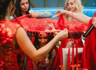 Anadolu mutfağının az bilinen ama derin anlamlar taşıyan lezzetlerinden biri olan kına tatlısı, yalnızca damaklara hitap eden bir tatlı değil; aynı zamanda ritüellerle, inançlarla ve toplumsal hafızayla iç içe geçmiş özel bir kültürel unsurdur. Özellikle İç Anadolu ve Güneydoğu Anadolu bölgelerinde bilinen bu tatlı, adını rengi ve sembolik anlamı nedeniyle kınadan alır. Düğünler, asker uğurlamaları ve bazı yöresel törenlerde yapılan kına tatlısı, sevinç ile hüzün arasında kurulan ince duygusal dengeyi temsil eder. Konulu bir haber görseli.