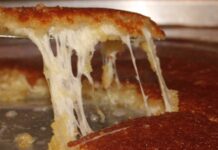 Antakya künefesi, Türkiye’nin gastronomik mirasının en güçlü temsilcilerinden biri olarak hem yerli hem de yabancı ziyaretçilerin ilgisini çekmeye devam ediyor. Kadayıfın nar gibi kızarması, içindeki peyniri uzayan eşsiz yapısı ve şerbetle kurduğu kusursuz denge sayesinde bu tatlı uzun yıllardır Antakya’nın simgesi olarak kabul ediliyor. Coğrafi işaretli bir değer olan Antakya künefesi, bölgenin kültürel dokusuyla bütünleşmiş, kendine özgü malzemeleri ve hazırlama biçimiyle Anadolu mutfağının en seçkin örneklerinden biri olmaya devam ediyor. Konulu bir haber görseli.