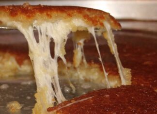 Antakya künefesi, Türkiye’nin gastronomik mirasının en güçlü temsilcilerinden biri olarak hem yerli hem de yabancı ziyaretçilerin ilgisini çekmeye devam ediyor. Kadayıfın nar gibi kızarması, içindeki peyniri uzayan eşsiz yapısı ve şerbetle kurduğu kusursuz denge sayesinde bu tatlı uzun yıllardır Antakya’nın simgesi olarak kabul ediliyor. Coğrafi işaretli bir değer olan Antakya künefesi, bölgenin kültürel dokusuyla bütünleşmiş, kendine özgü malzemeleri ve hazırlama biçimiyle Anadolu mutfağının en seçkin örneklerinden biri olmaya devam ediyor. Konulu bir haber görseli.